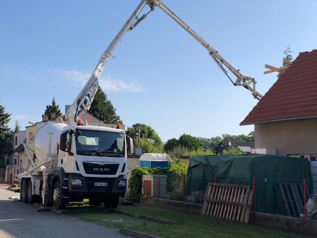 Autodomíchávač s ramenem při betonáži u rodinného domu