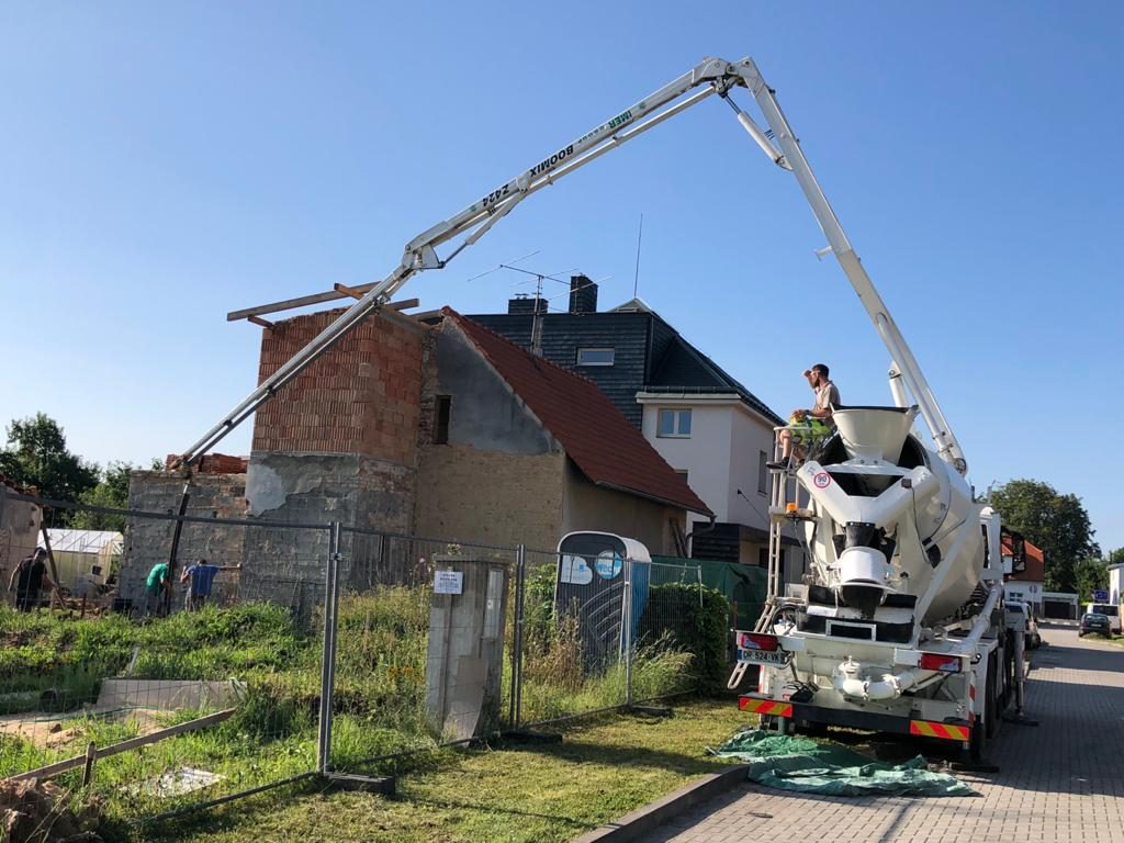 Autodomíchávač s rozloženým ramenem na stavbě
