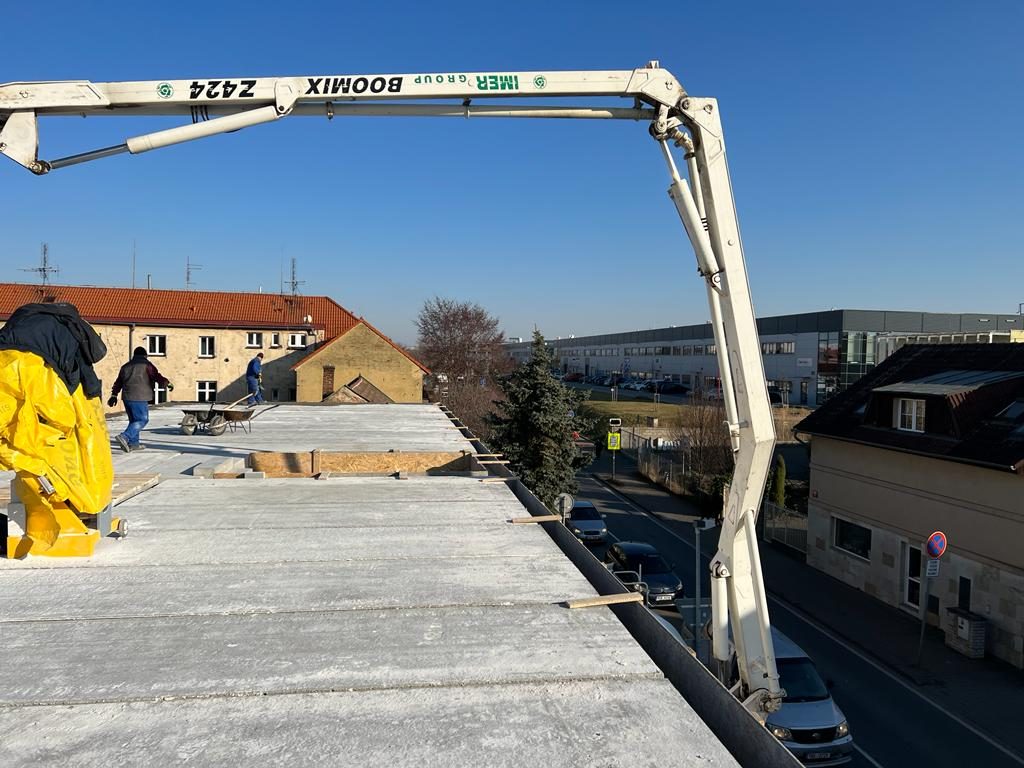 Čerpání betonu ramenem na střechu
