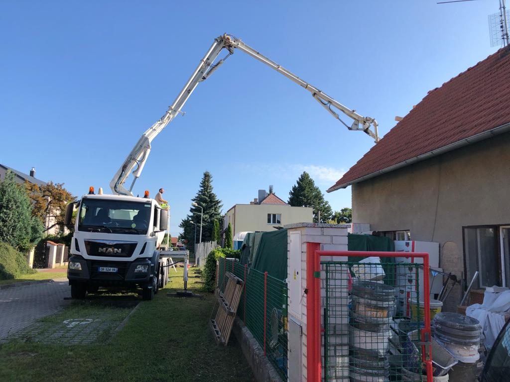 Autodomíchávač s ramenem u novostavby